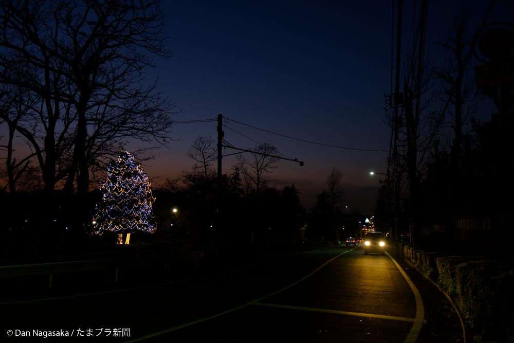 夜の美しが丘公園と車道
