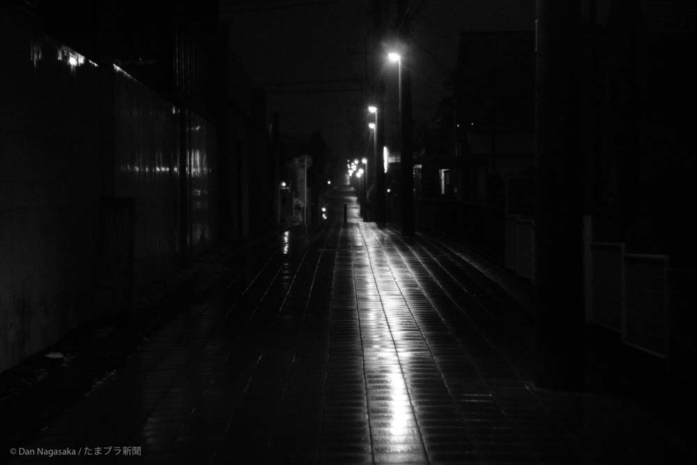 雨の夜の歩道