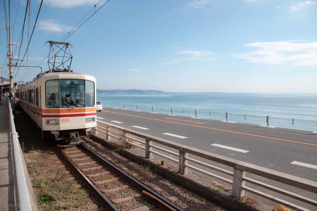 七里ヶ浜の海と鎌倉高校前駅を撮る 江ノ電 鎌倉市 たまプラ新聞