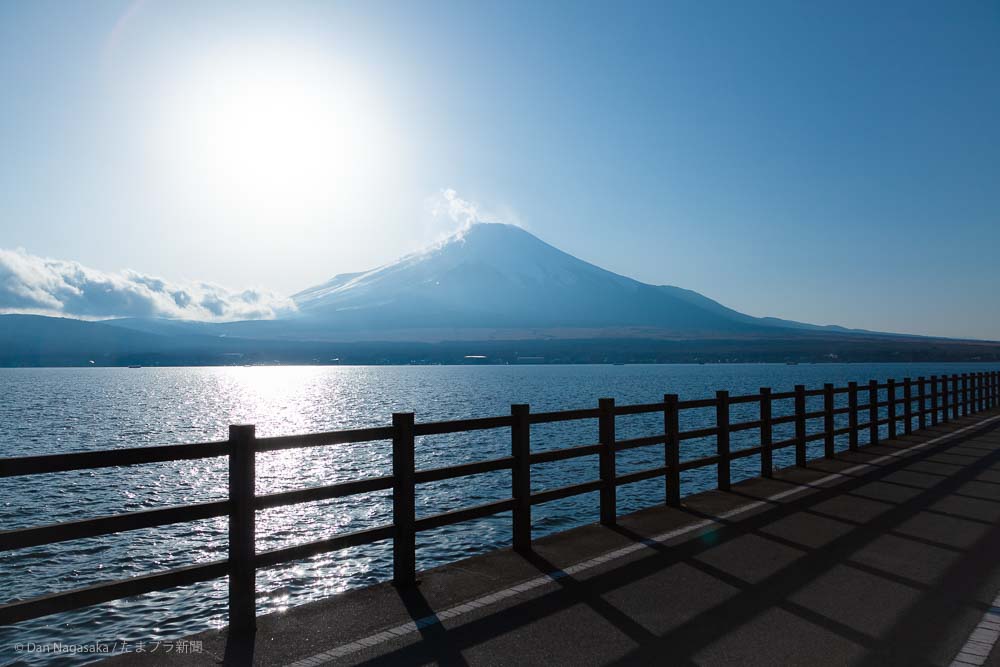 富士山と太陽とサイクリングロード