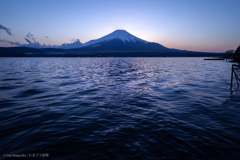 山中湖面と富士山