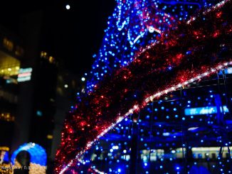 新百合ヶ丘駅南口のクリスマスチリーと月