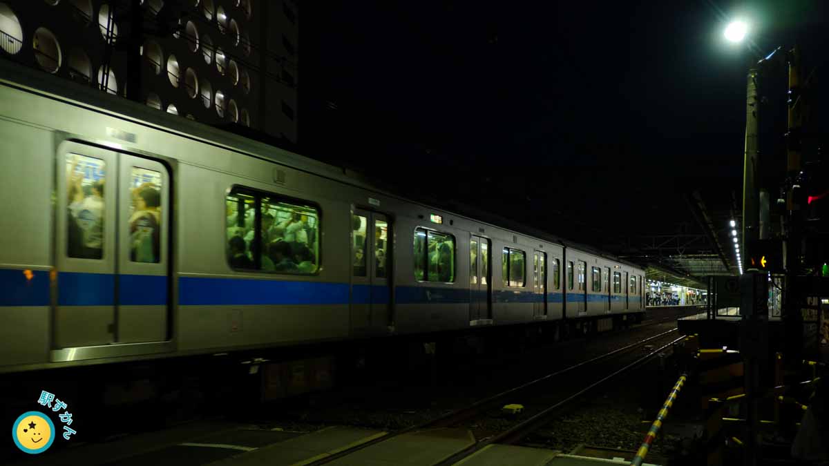 電車が到着する柿生駅
