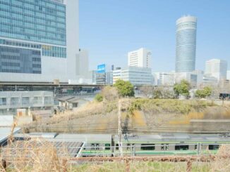 横浜線の電車と新横浜プリンスホテル