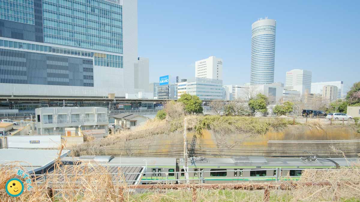 横浜線の電車と新横浜プリンスホテル