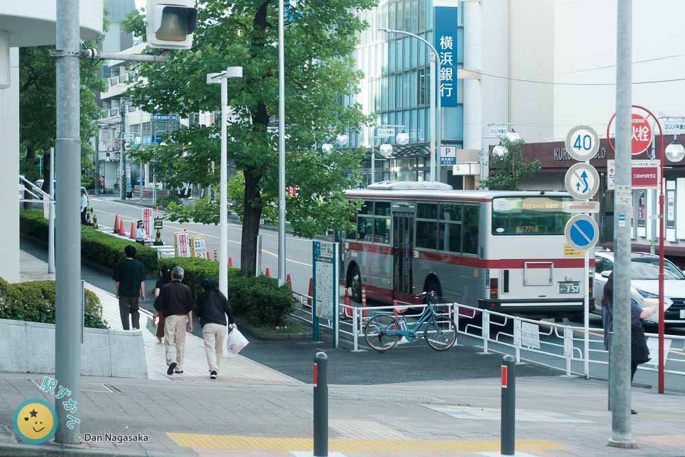 ユリノキ通りを走る東急バス