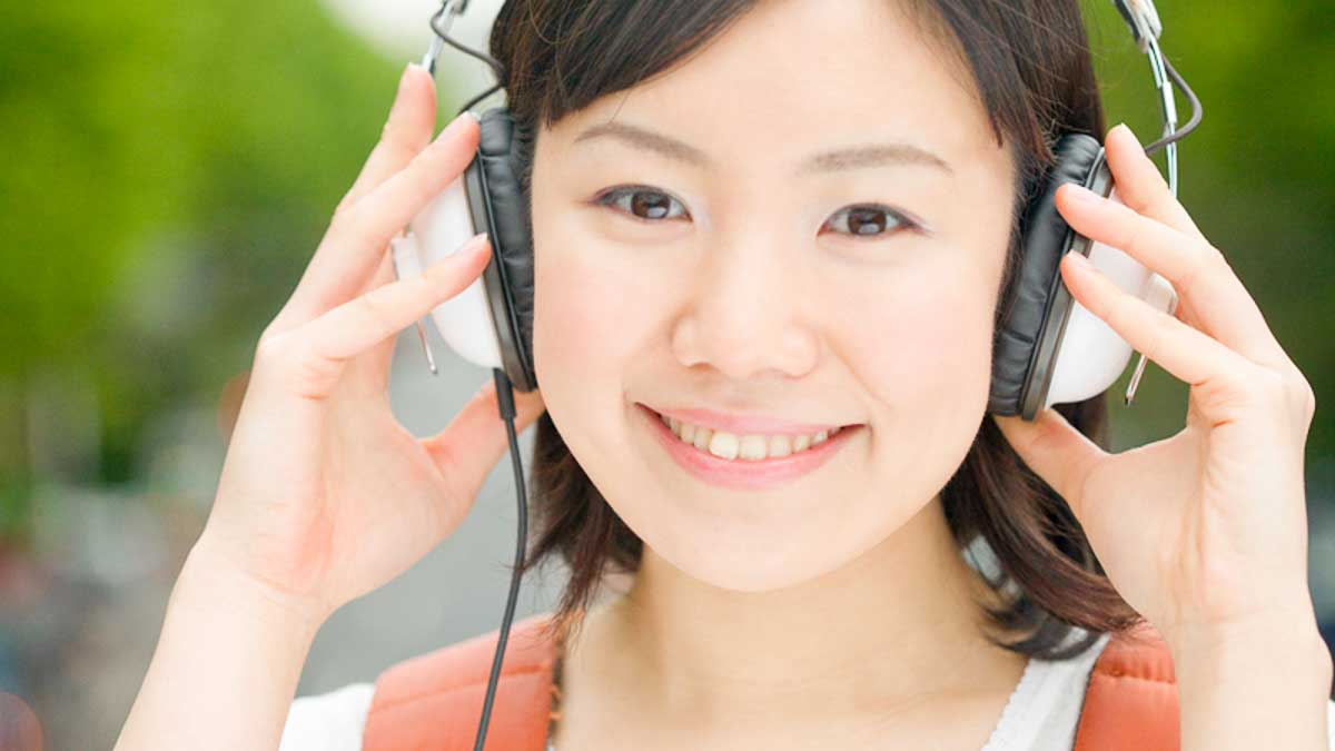 ヘッドホンで音楽を聴く女性