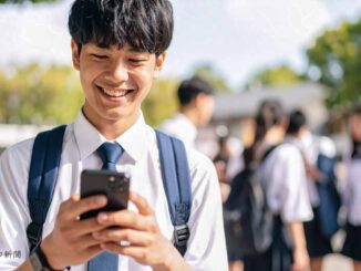 男子生徒が校庭でsnsをしている