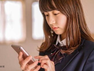 危ないSNS投稿をする女子高生