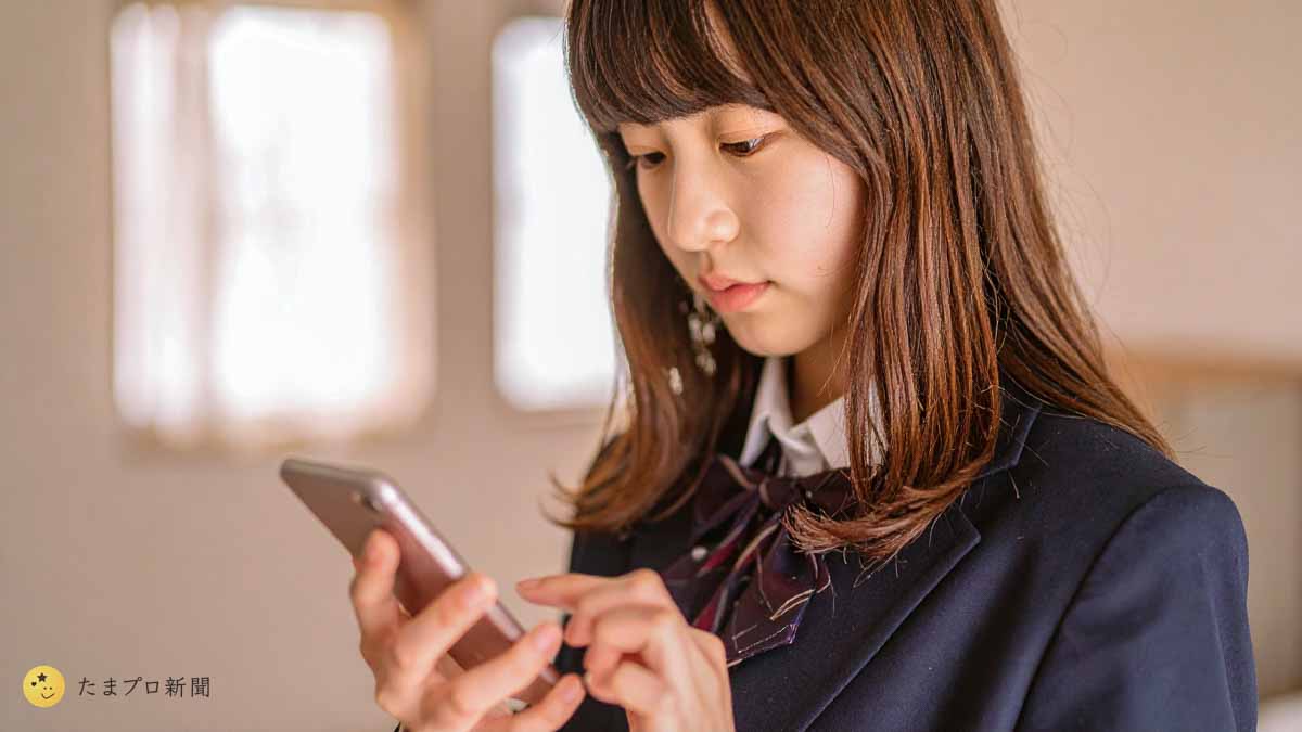 危ないSNS投稿をする女子高生