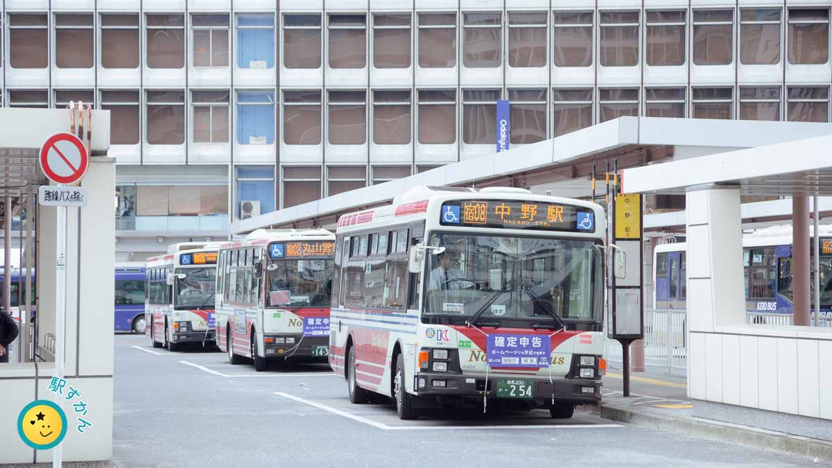 新宿駅ロータリーの関東バス