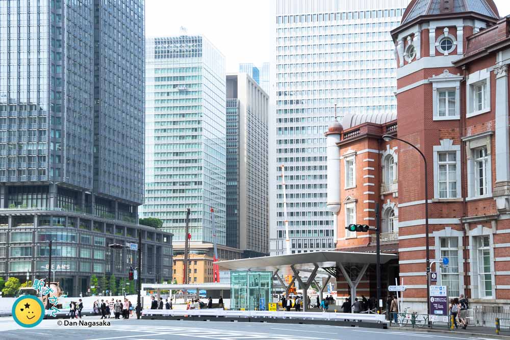 東京駅のレンガとオフィスビル
