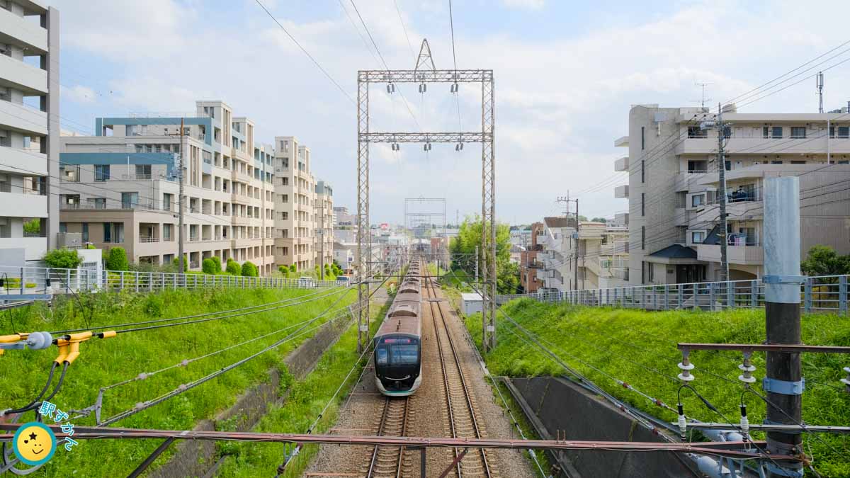 あざみ野を走る田園都市線の電車