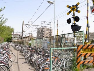 踏切と自転車置き場