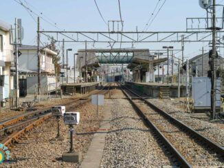 旧稲城長沼駅の跨線橋とホーム