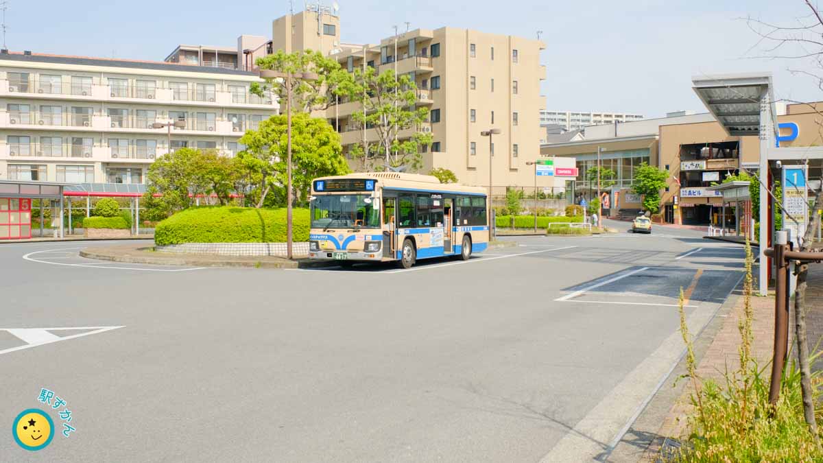 横浜市営バスが停まる市が尾駅ロータリー