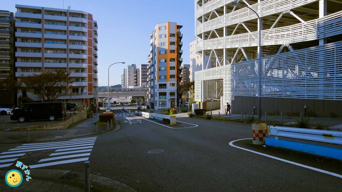 センター北の住宅街と電車