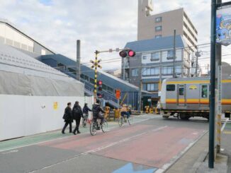 JR稲田堤駅と南武線の電車