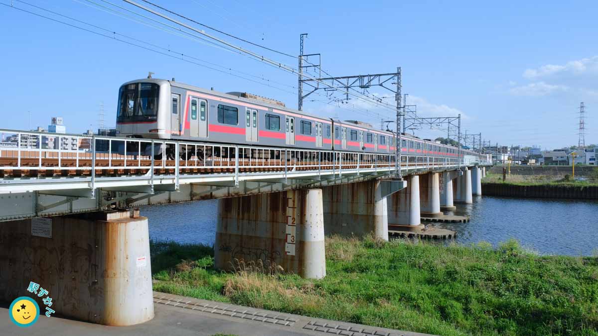 鶴見川橋梁を渡る東横線の電車