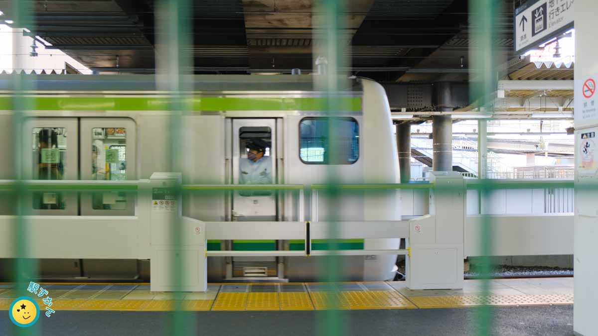 JR中山駅ホームと横浜線の電車