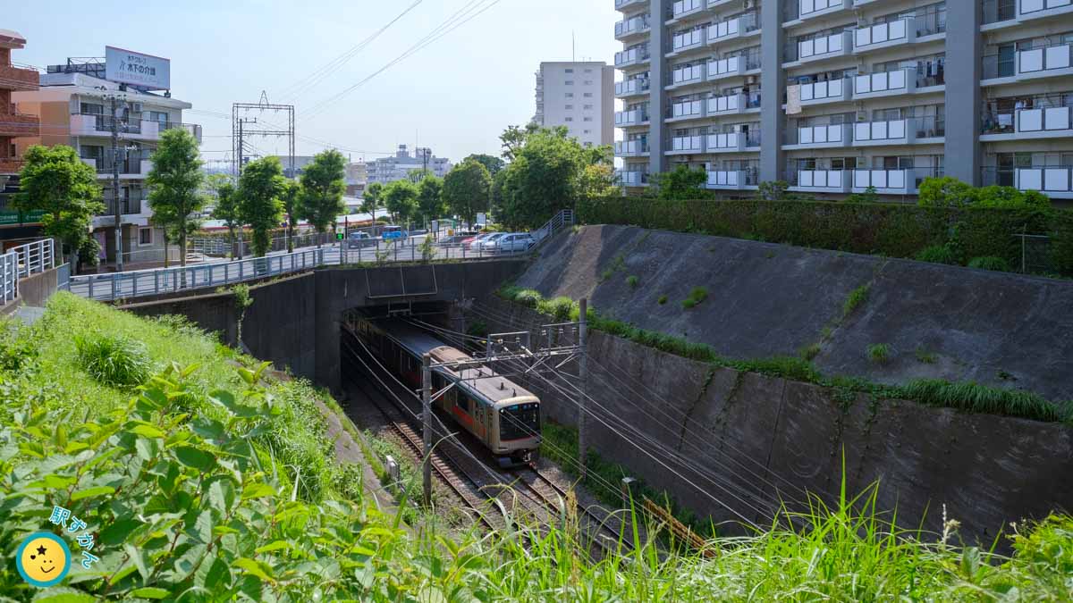 市が尾を走る電車5000系