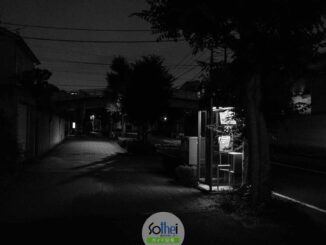 住宅地にある夜の公衆電話