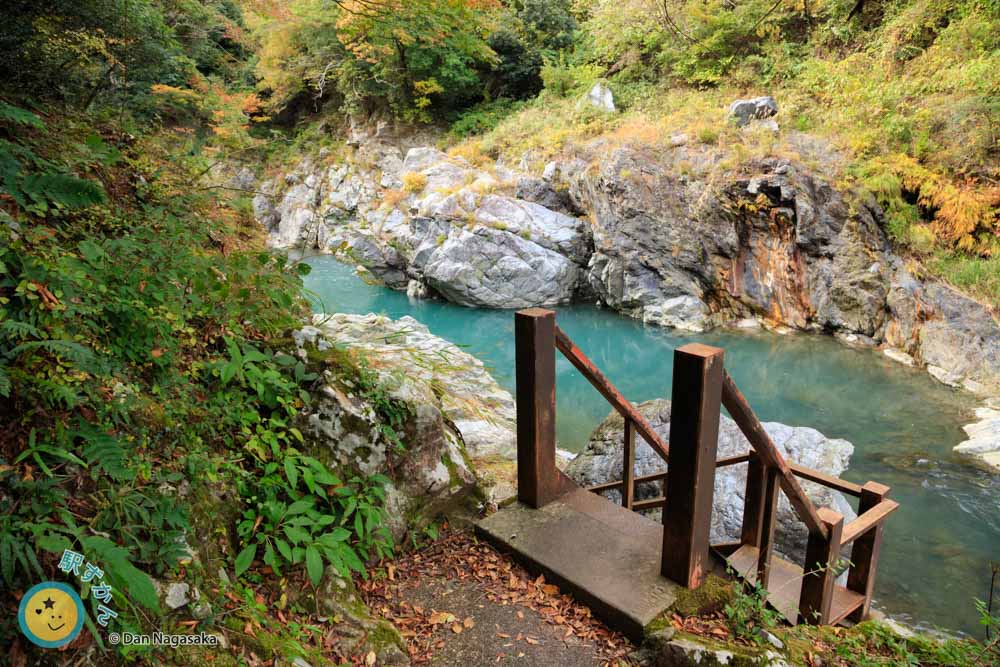 多摩川沿いへ降りる階段