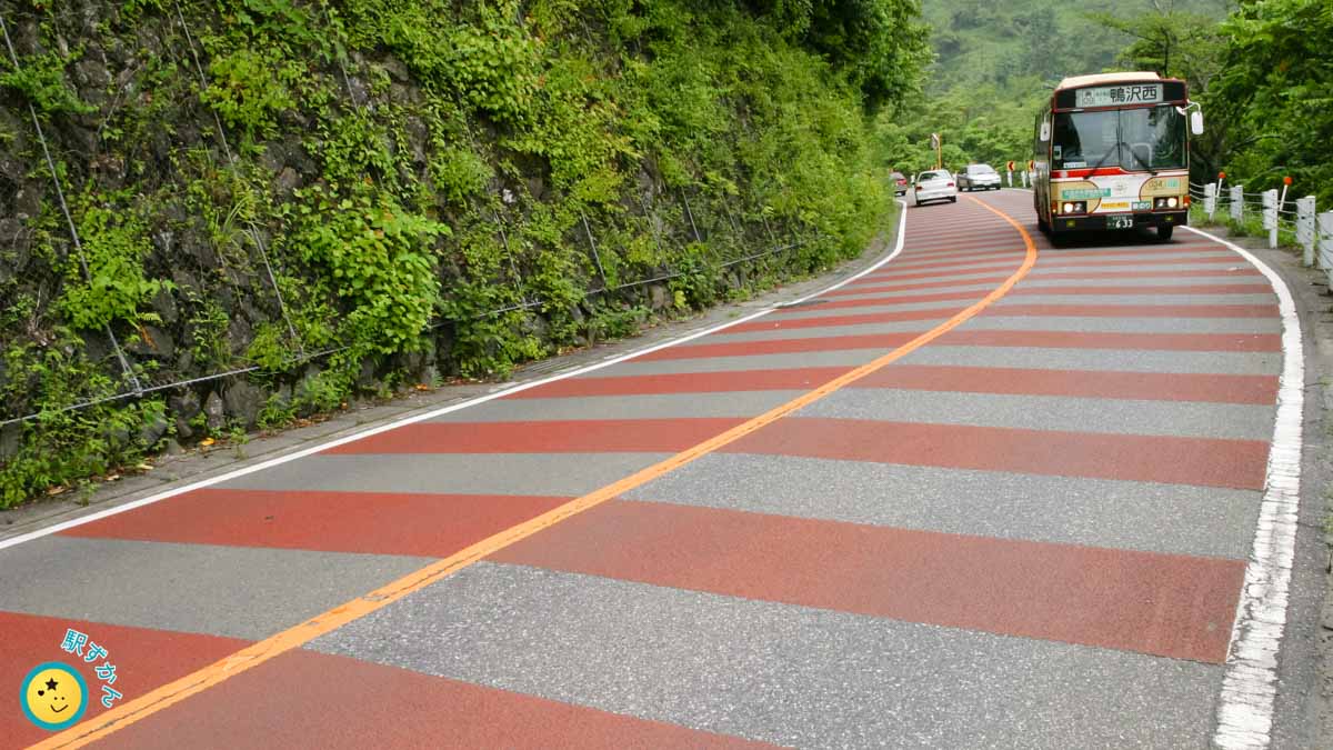 奥多摩の山道を走る路線バス