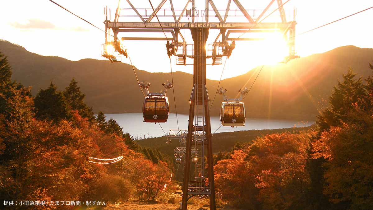 芦ノ湖の夕景とロープウェイ