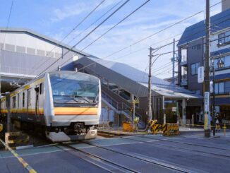 稲田堤駅を発車する南武線電車