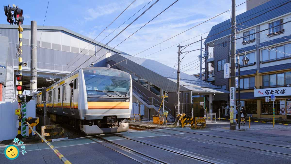 稲田堤駅を発車する南武線電車