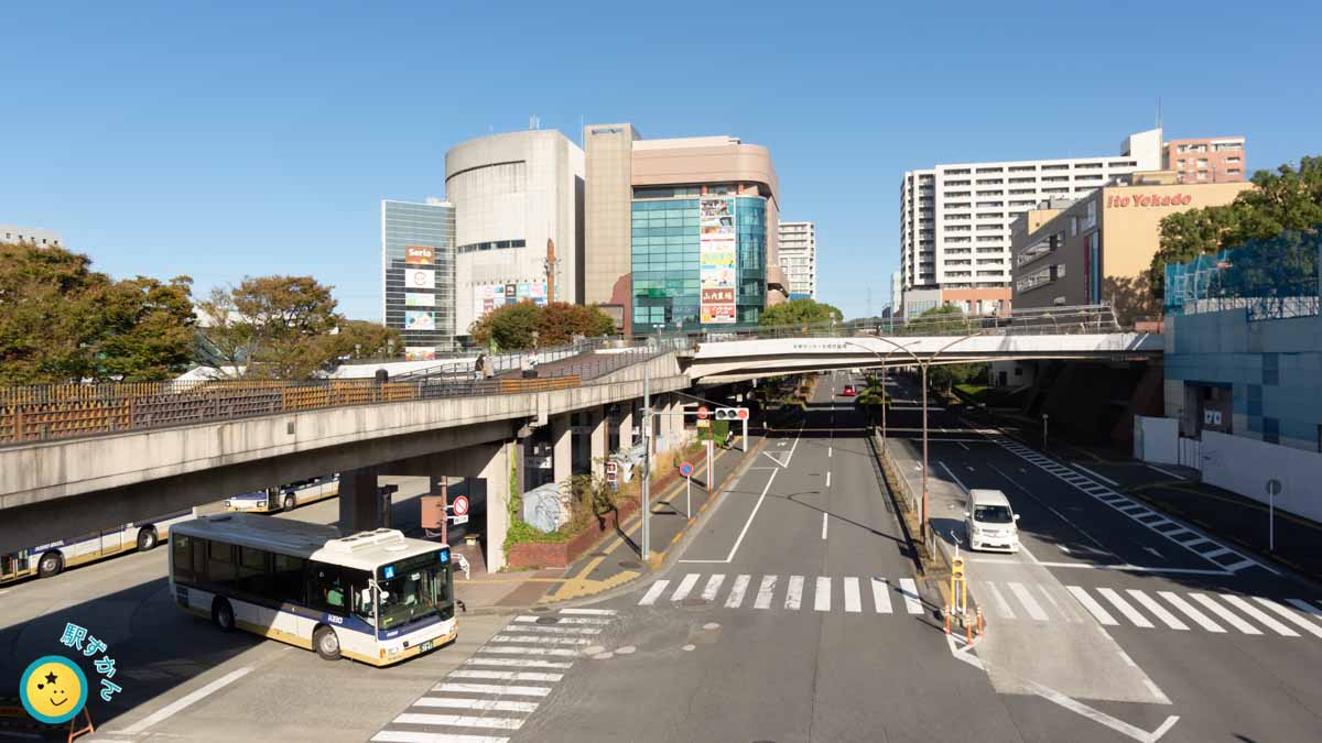 路線バスとパルテノン大通り