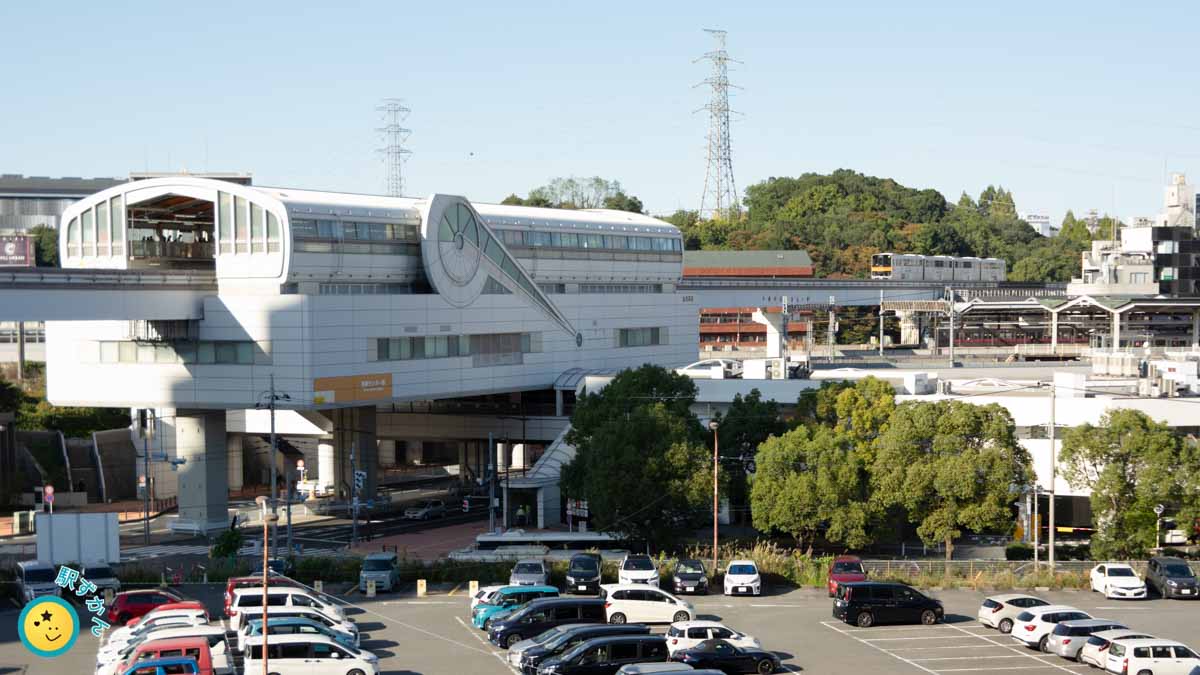 多摩モノレール車両と多摩センター駅