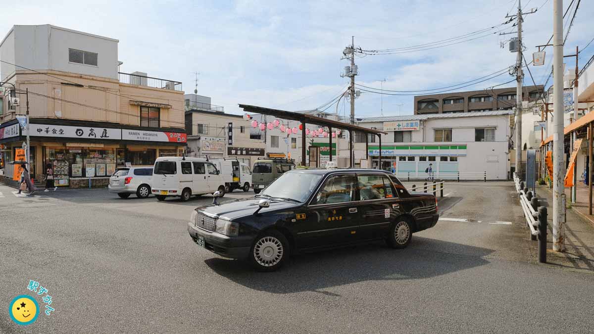 柿生駅南口の交通広場とタクシー