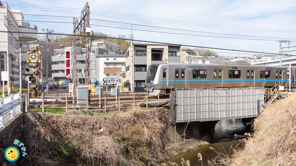 生田駅付近の小田急線の電車