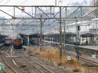 熱海駅ホームに東海道線の電車