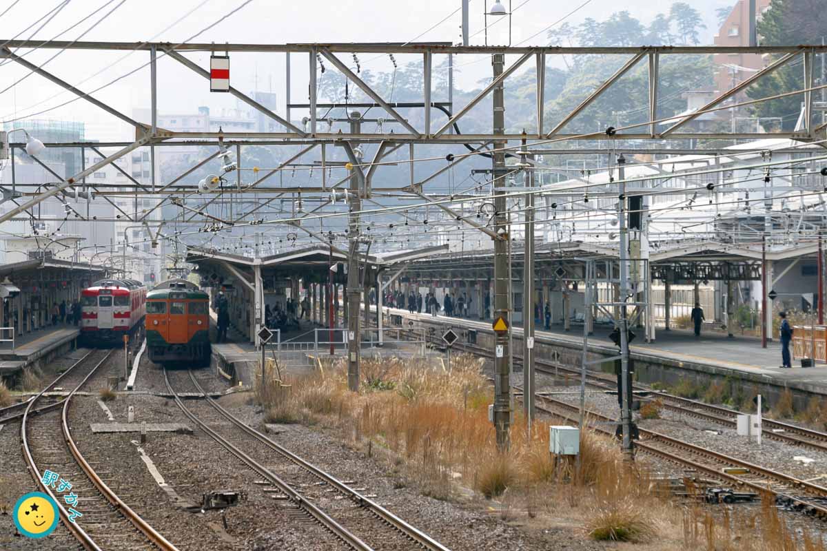 熱海駅ホームに東海道線の電車