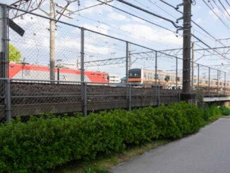 武蔵野線の電車と貨物機関車