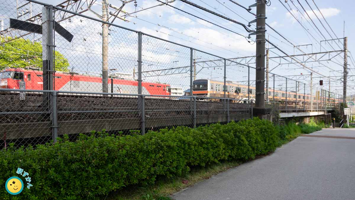 武蔵野線の電車と貨物機関車