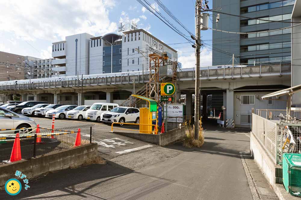 東海道新幹線とオフィスビル