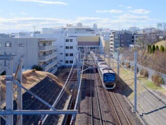 たまプラーザ駅を出発する田園都市線の電車