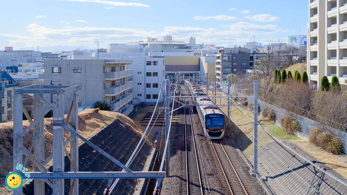 たまプラーザ駅を出発する田園都市線の電車