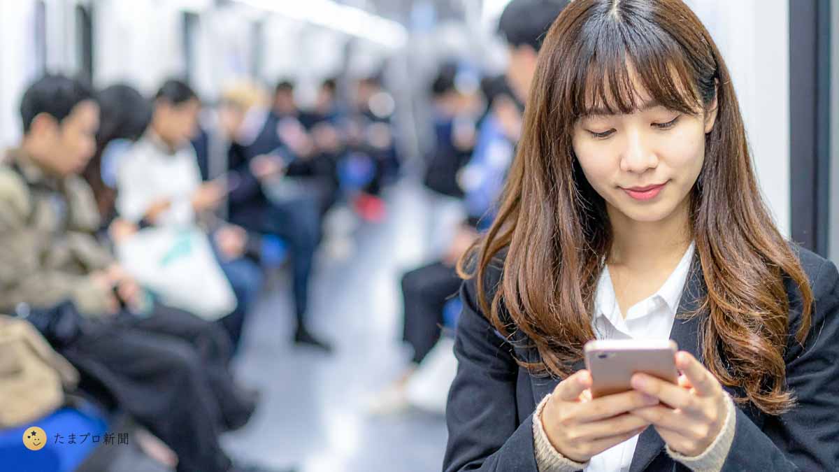 電車内でスマホアプリを見る人たち