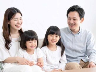 リビングでくつろぐ家族