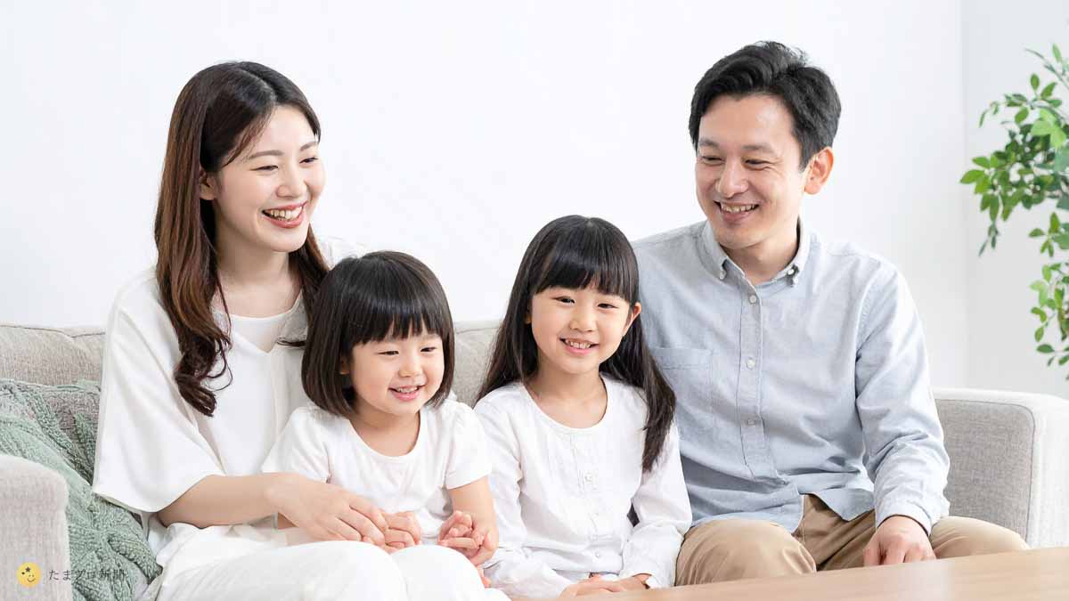 リビングでくつろぐ家族