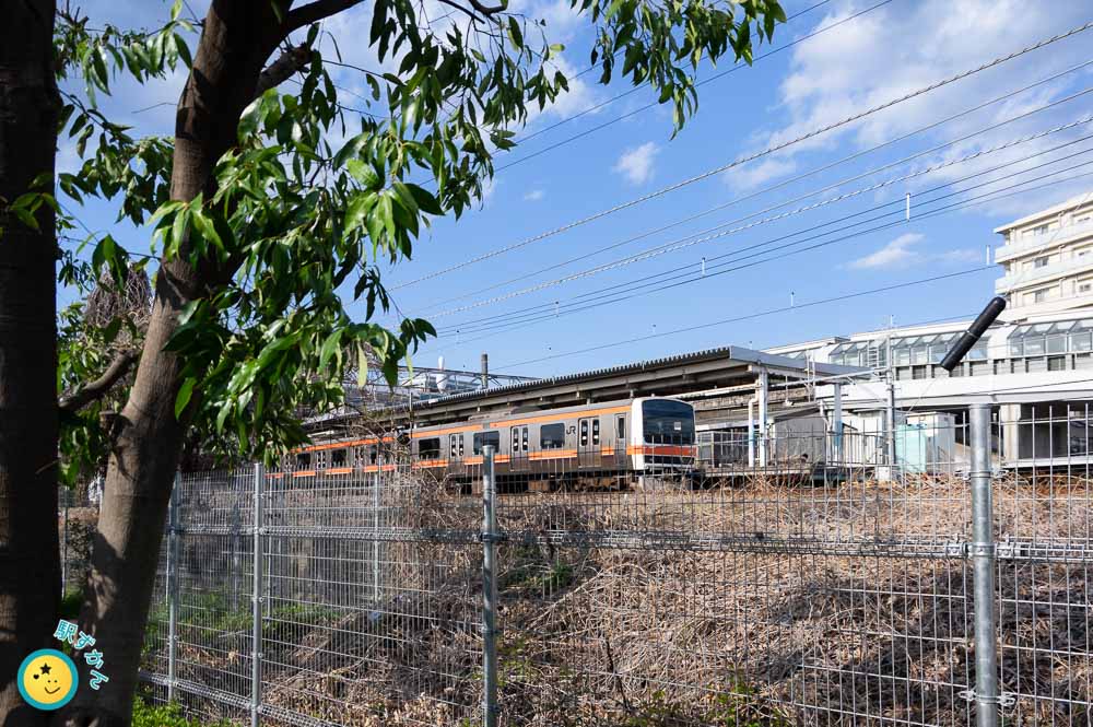 府中本町駅ホームの武蔵野線の電車