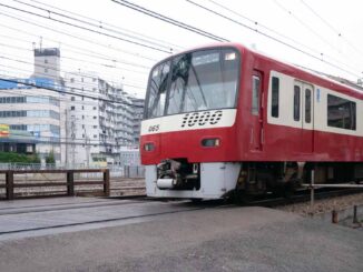 横浜駅に到着する京急線の電車