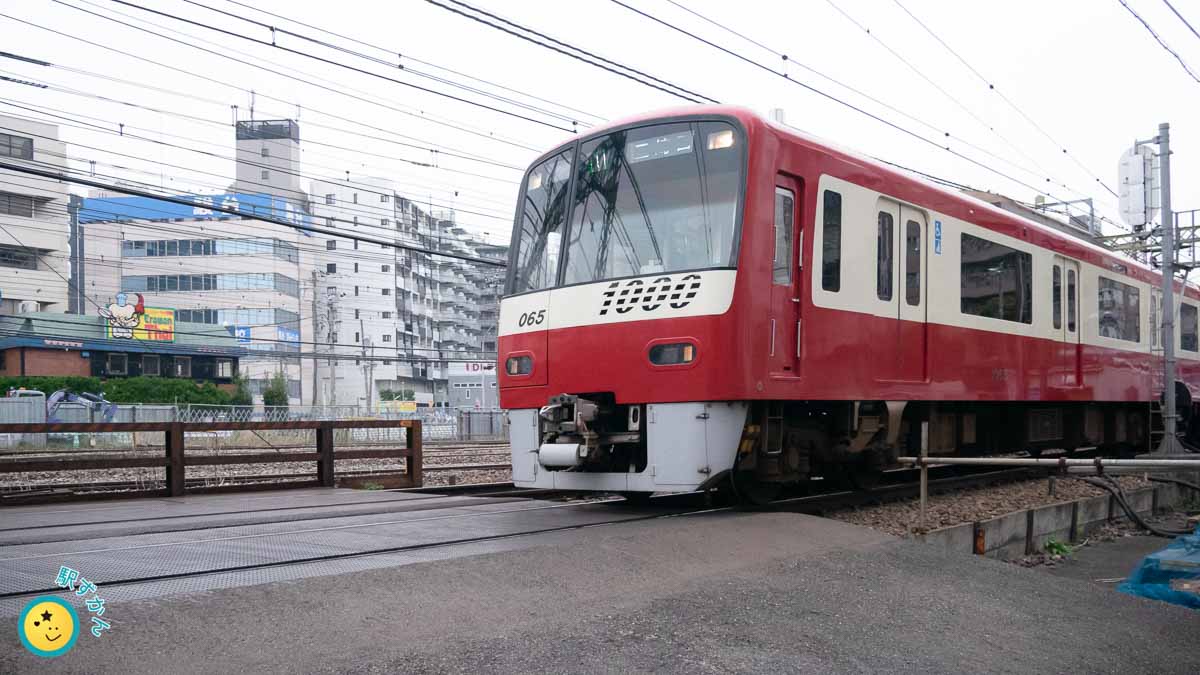 横浜駅に到着する京急線の電車