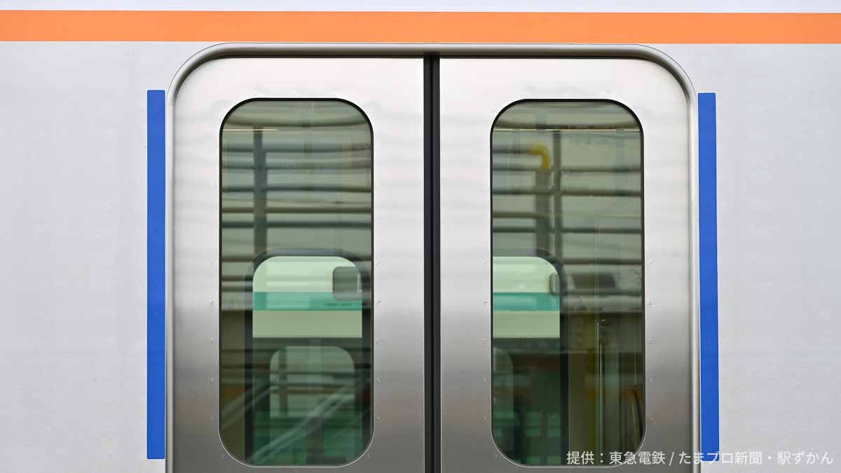 大井町線6020系の各駅停車にはドア横に青いライン