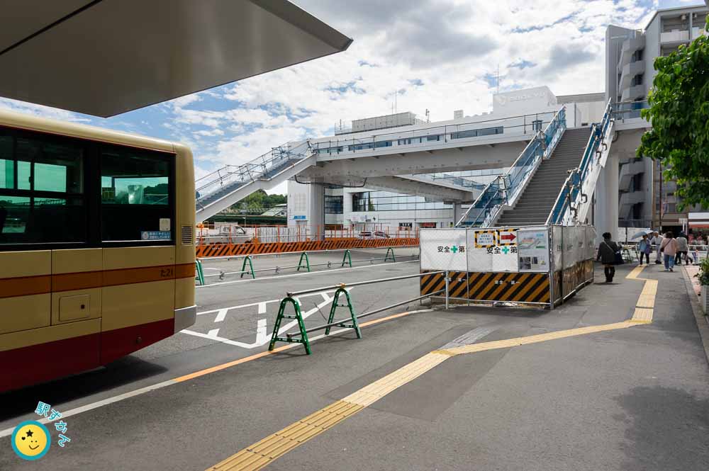 鶴川駅 建造中の広場デッキ